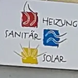 Ausschnitt des Firmenschilds mit den drei gemalten Zeichen: rote Flamme für Heizung, blaue Welle für Sanitär, gelbe Sonne für Solar.